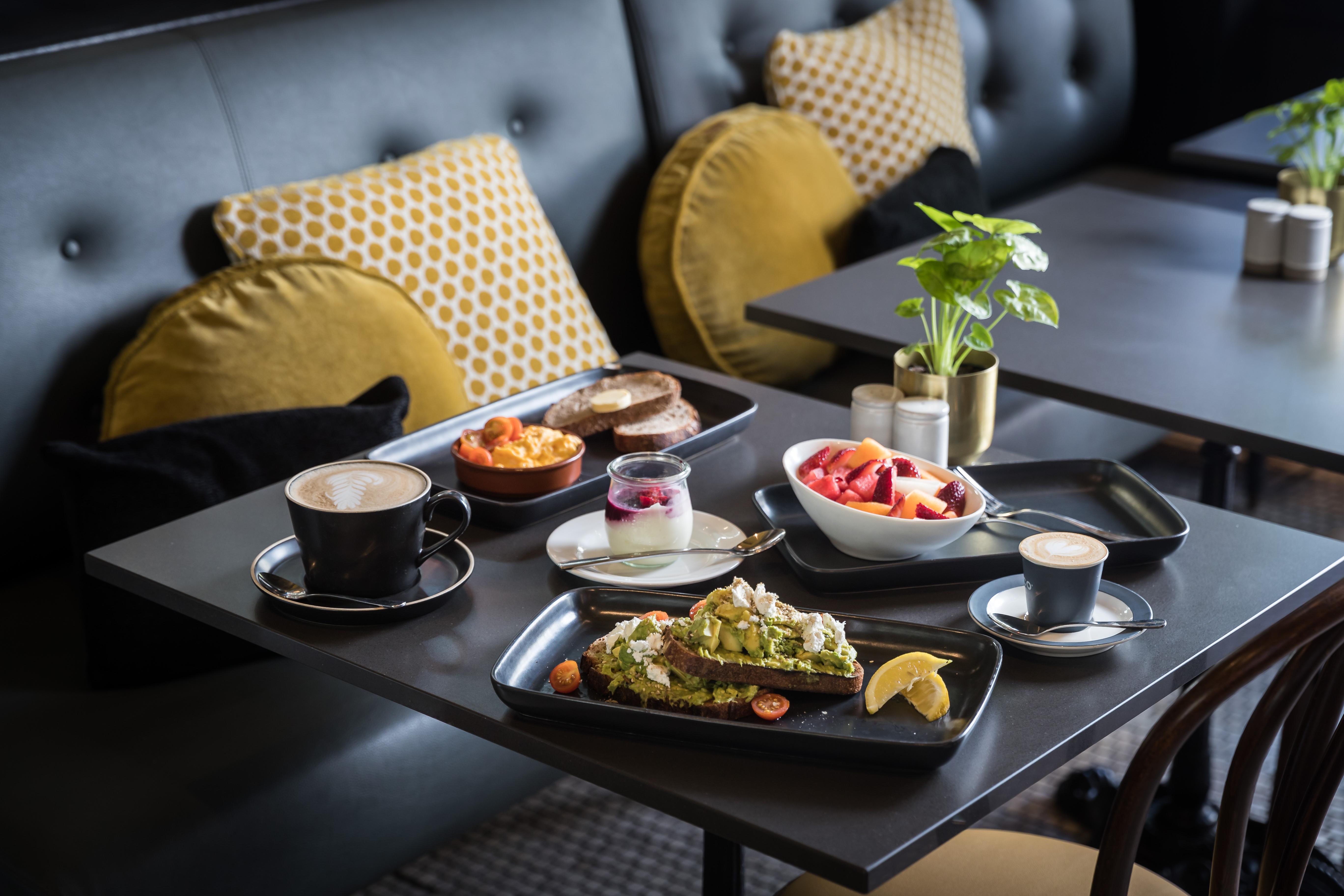 Ovolo The Valley Brisbane Exteriér fotografie A selection of food and drink at the restaurant