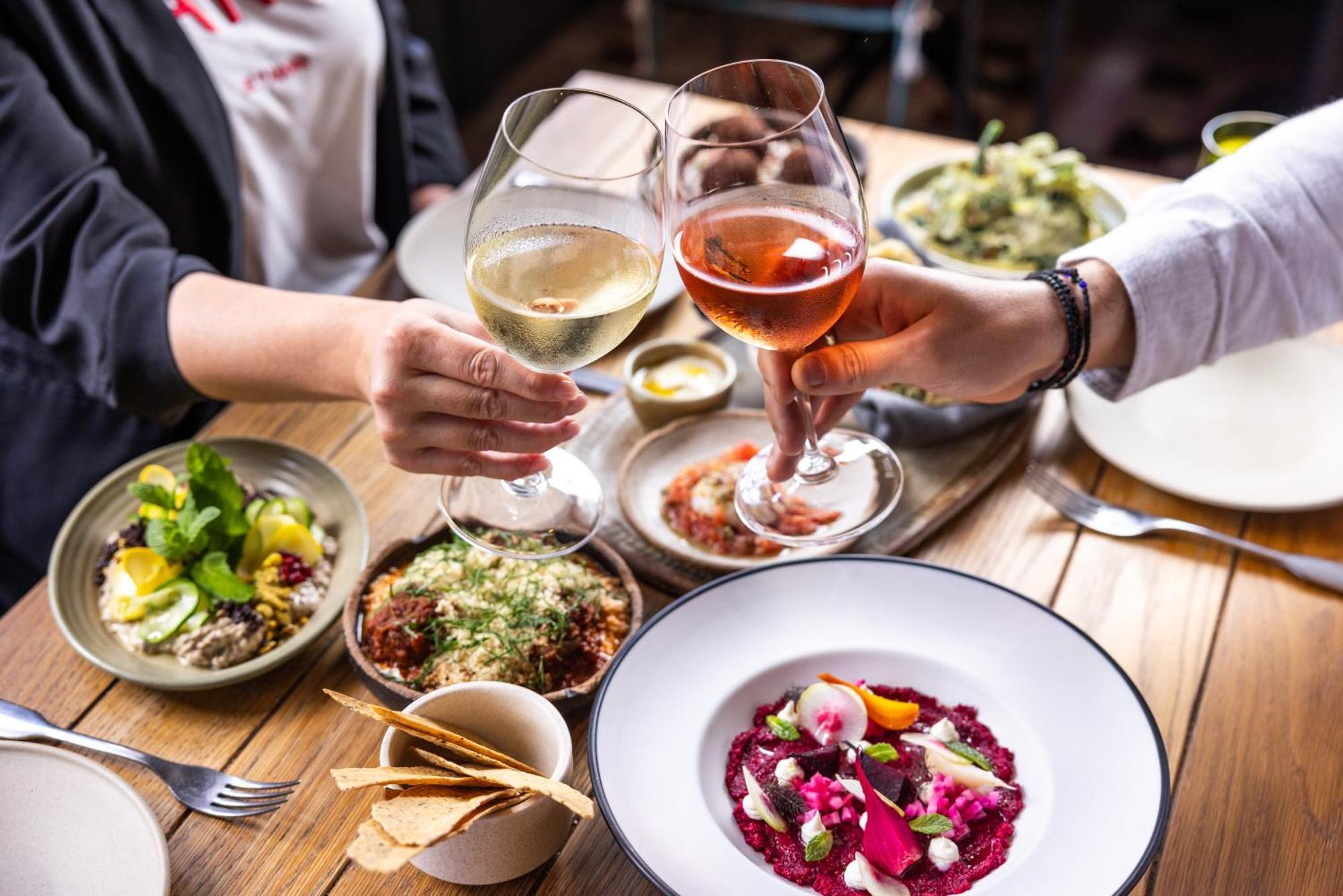 Ovolo The Valley Brisbane Exteriér fotografie A selection of dishes at the restaurant