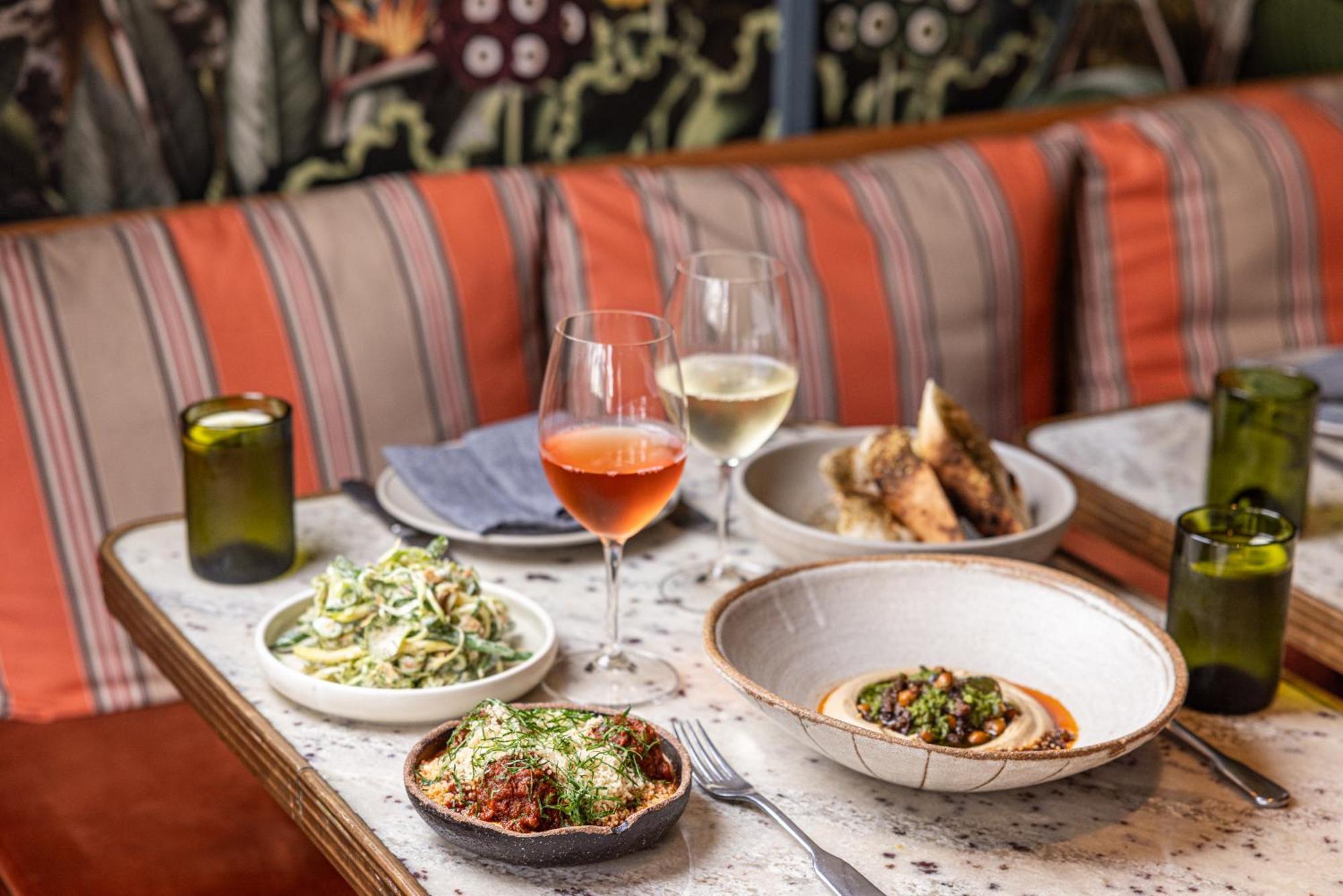 Ovolo The Valley Brisbane Exteriér fotografie Dishes at the restaurant