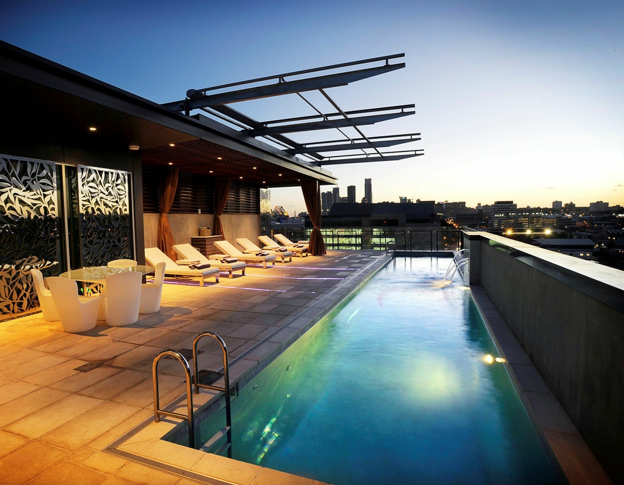 Ovolo The Valley Brisbane Exteriér fotografie Rooftop pool at the hotel